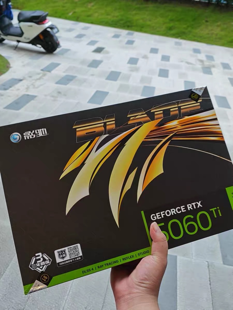 手持影驰 GeForce RTX 5060 Ti 显卡包装盒