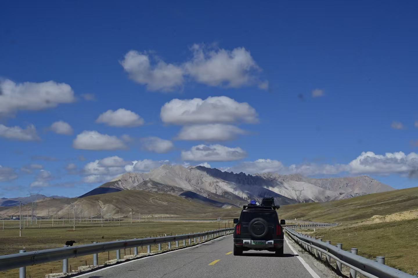 自驾途中驶向远山